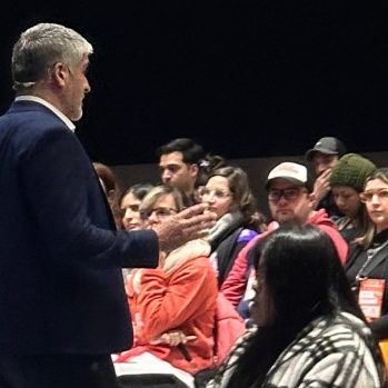 Juan Martin Ortiz, coach y conferencista hablando al público